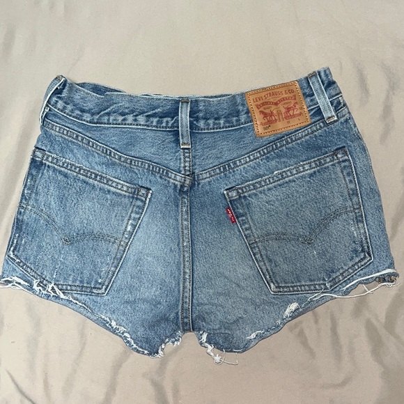LEVI’S Women’s Embroidery Jean Short - Picture 2 of 4